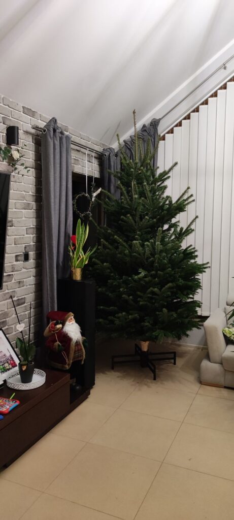 Minimalistyczny stojak do choinki loft, ręcznie wykonany, solidny, utrzymanie drzewka do 300cm.