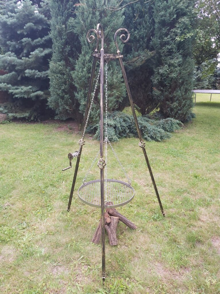 Elegancki grill z trzema nogami, regulacja wysokości, ręcznie wykonany, malowany proszkowo, patyna złota.