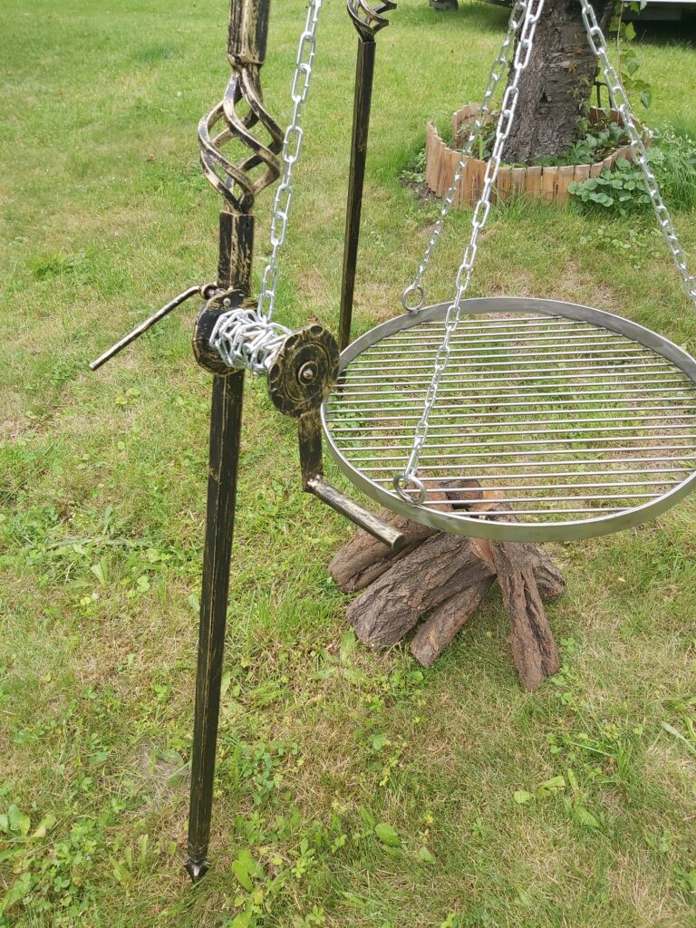 Stylowy grill, regulacja wysokości korbką, wygodny kołowrotek, solidne nogi, ręcznie wykonany.