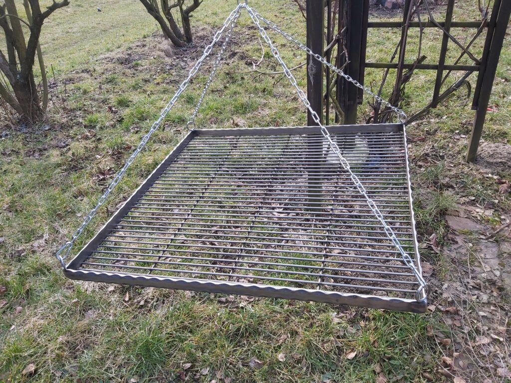 Elegancki ruszt kwadratowy, ręcznie wykonany, idealny na duże imprezy rodzinne.