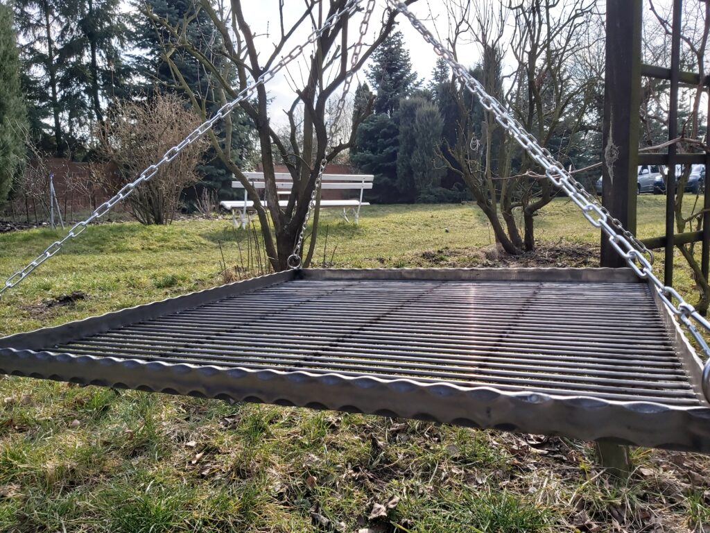 Elegancki kwadratowy ruszt, solidny i wytrzymały, doskonały na duże rodzinnie wydarzenia.