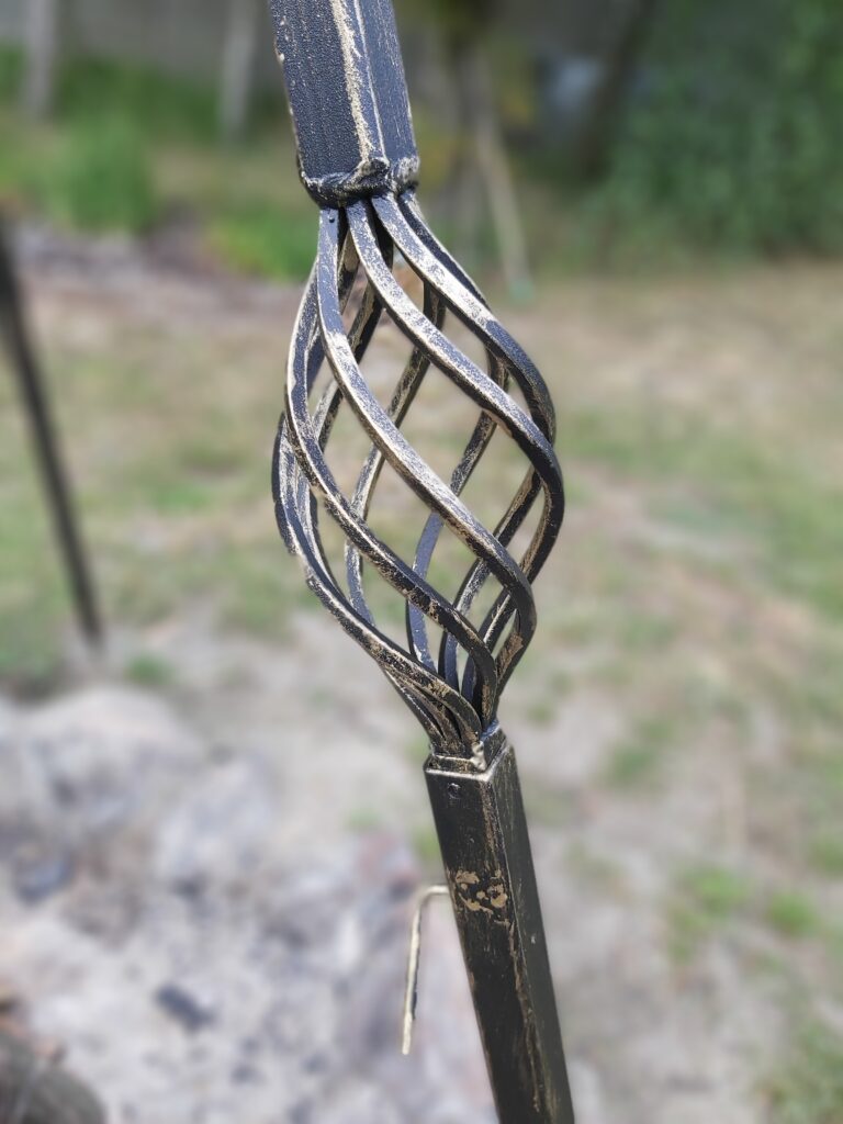 Stwórz unikalne smaki z ręcznie wykonanym, solidnym grillem dostosowanym do rusztu 100cm.
