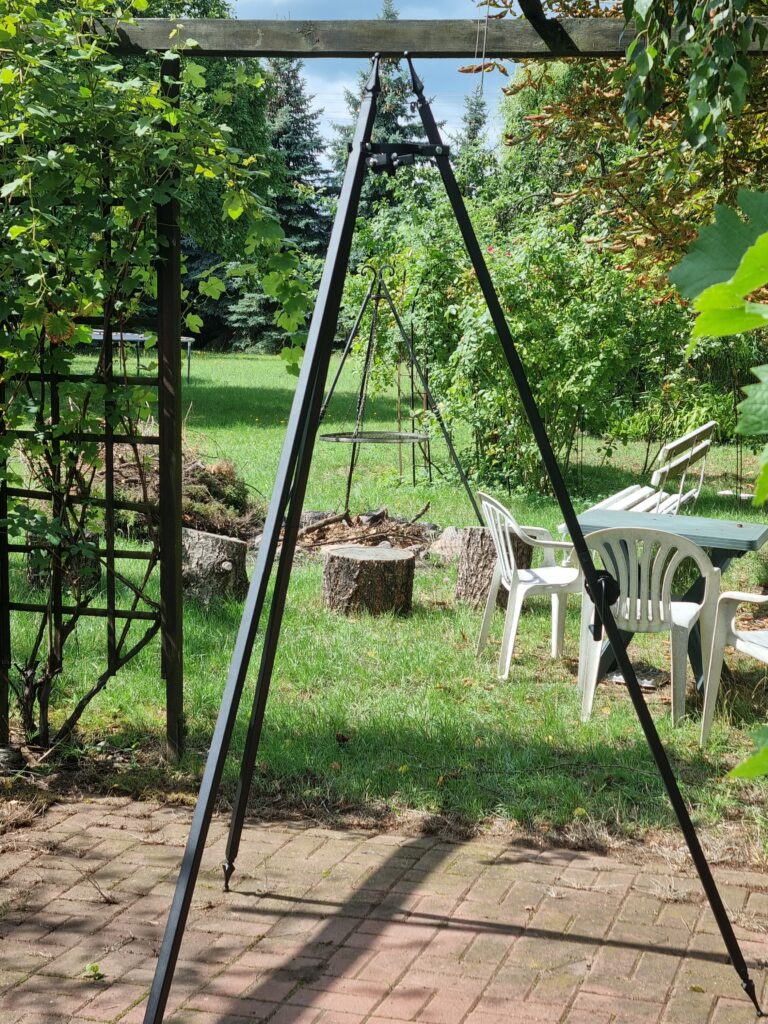 Solidny stojak na ruszt, polska produkcja, ręcznie wykonany grill, ozdobne nogi, regulacja wysokości, przechowywanie zimą.