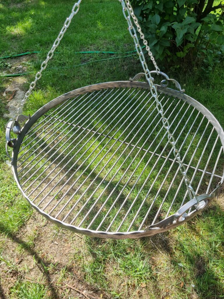 Elegancki ruszt okrągły, ręcznie wykonany, solidny, perfekcyjny na rodzinne chwile przy grillu.