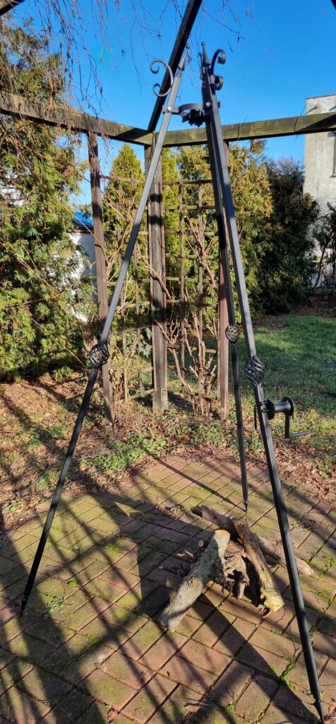Trójnóg na ruszt, kuty z atestowanej stali, regulowana wysokość 70-100cm. Polska produkcja - solidność, styl i bezpieczeństwo grillowania.