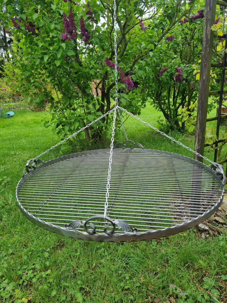 Solidny metalowy ruszt na trójnóg, wykonany ręcznie z polskiej stali.