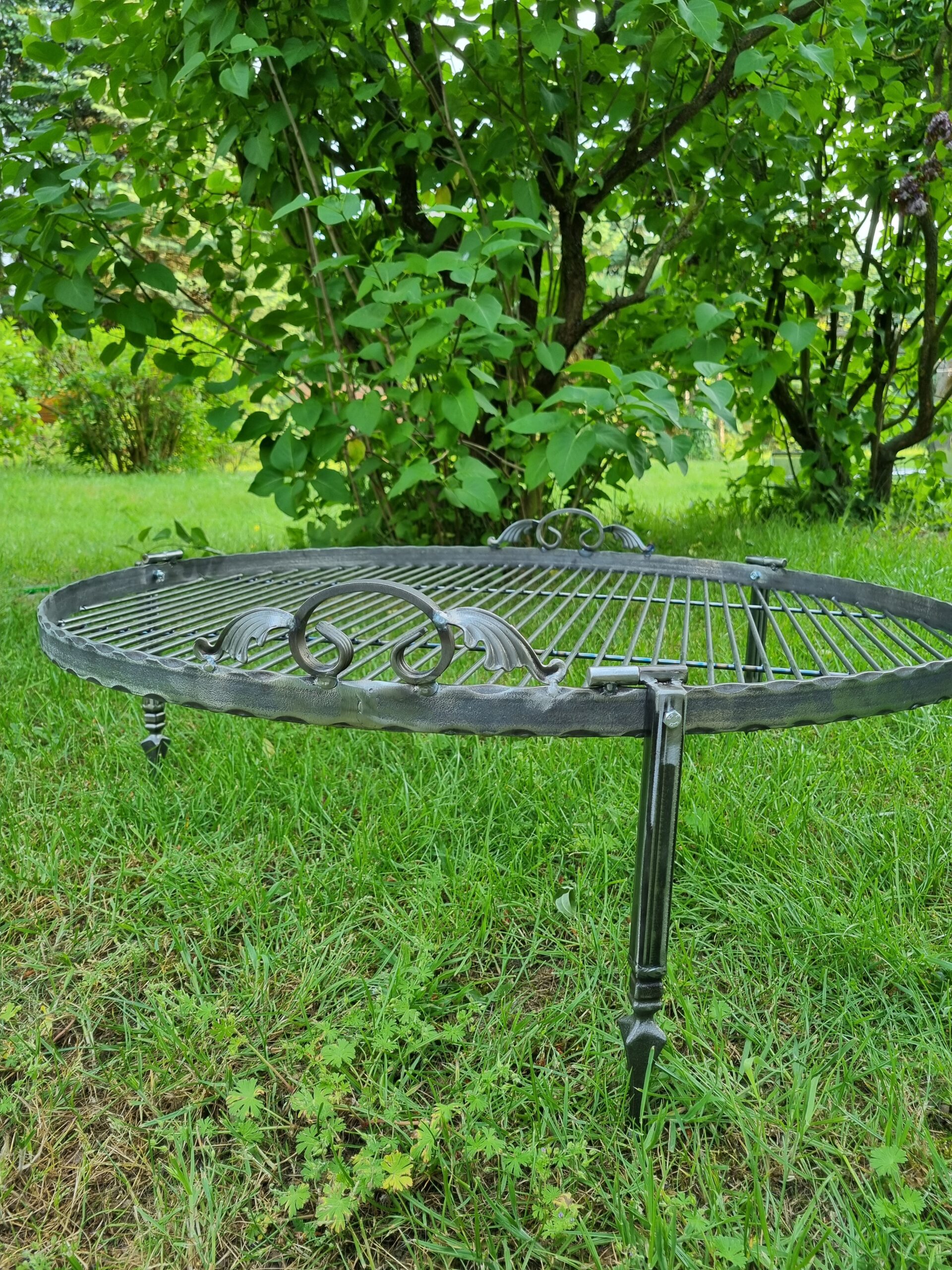 Ozdobny, solidny okrągły ruszt kuty 90cm, wolnostojący, z surowej stali, bezpieczny.