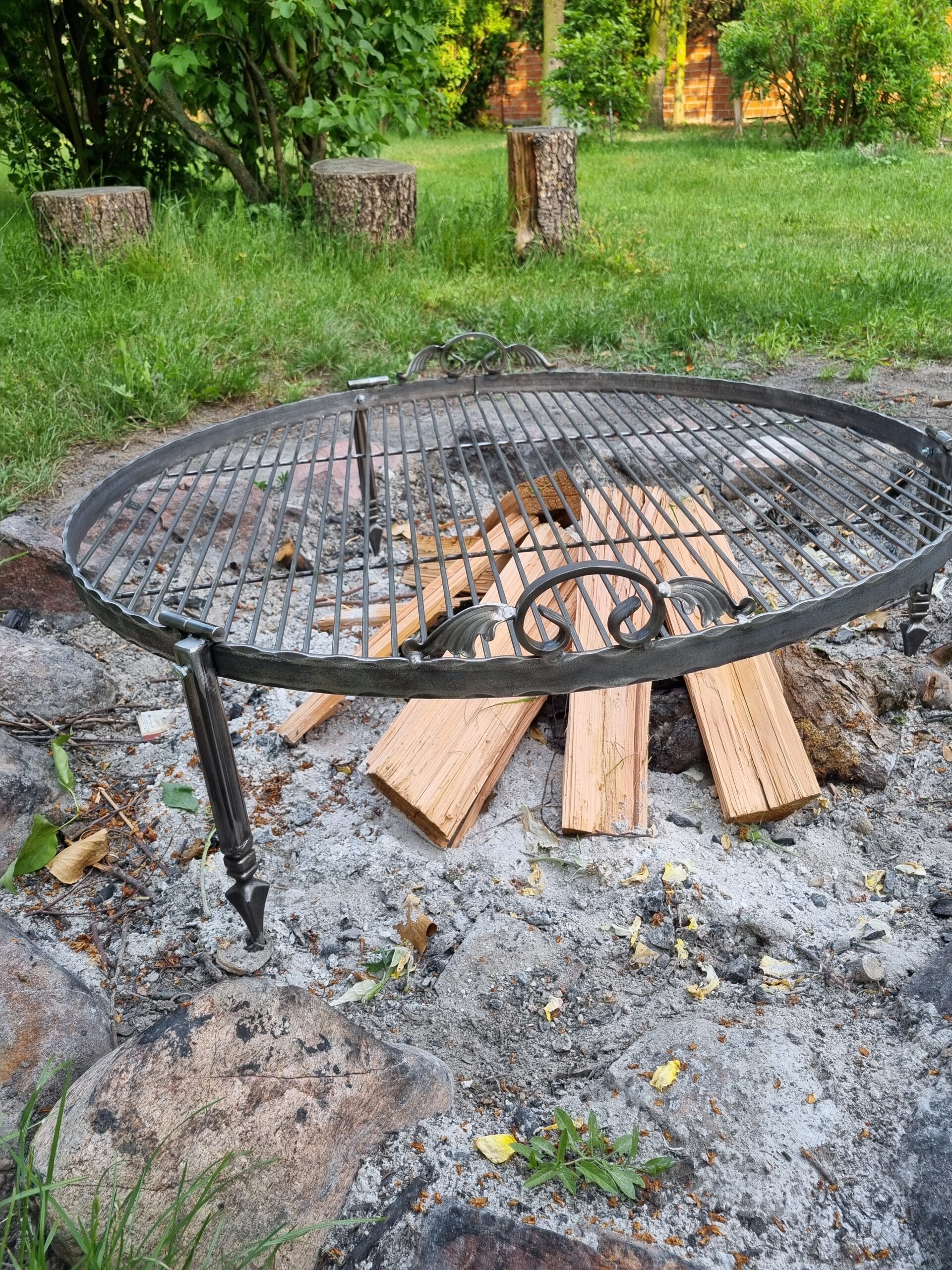 Okrągły ruszt kuty 90cm na solidnych nóżkach, trwały i bezpieczny z surowej stali.