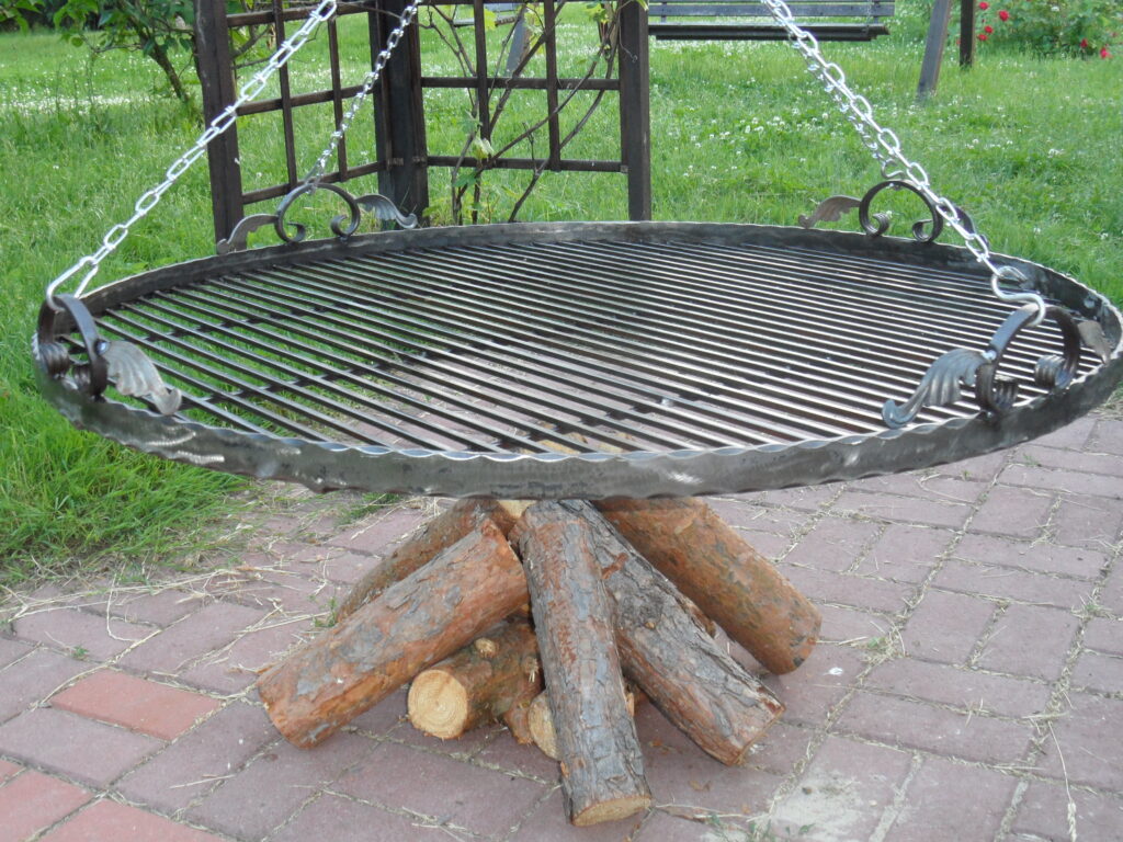 Elegancki ruszt, solidny i wytrzymały, idealny na duże imprezy rodzinne i publiczne wydarzenia.