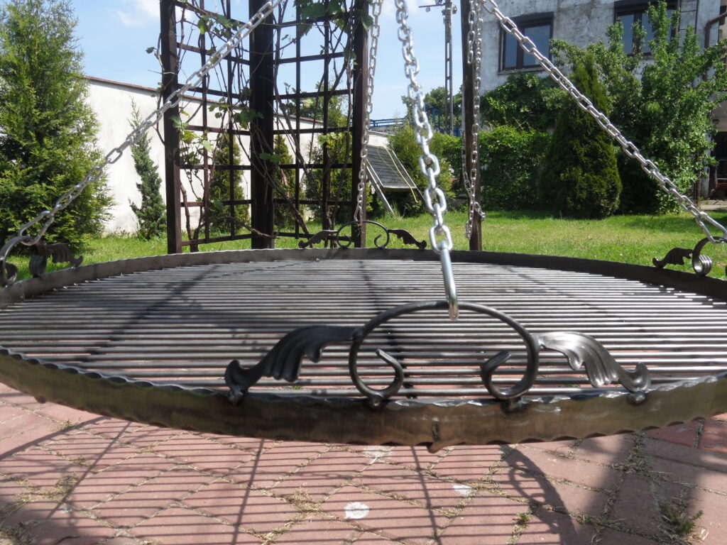 Ruszt Ozdobny Metalowy - Solidność na Lata, Ręcznie Wykonany Płaskownik