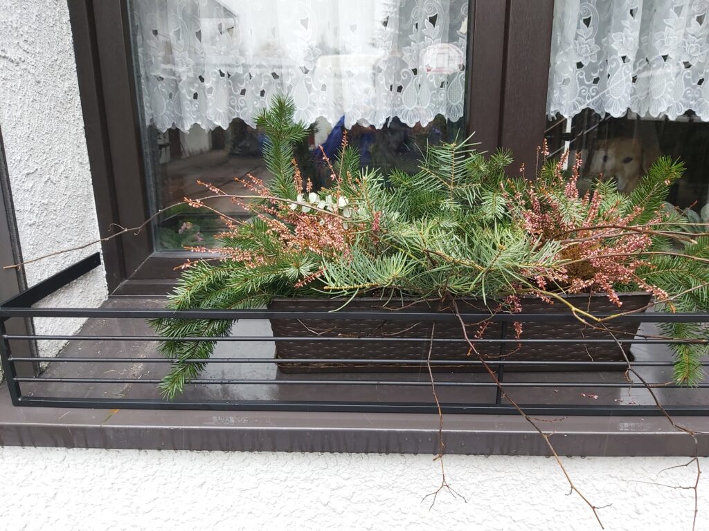 Piękny Płotek na Parapet - Solidny i Trwały, Idealny dla Kwiatów!