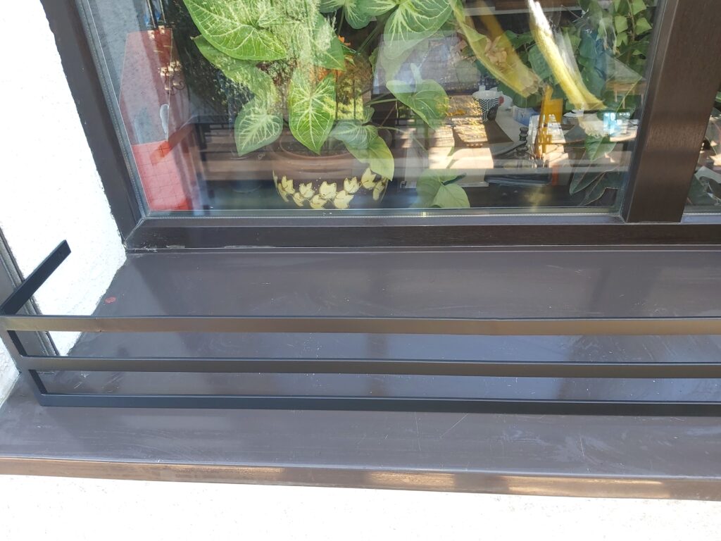 Solidna barierka i elegancki kwietnik na zewnętrzny parapet.