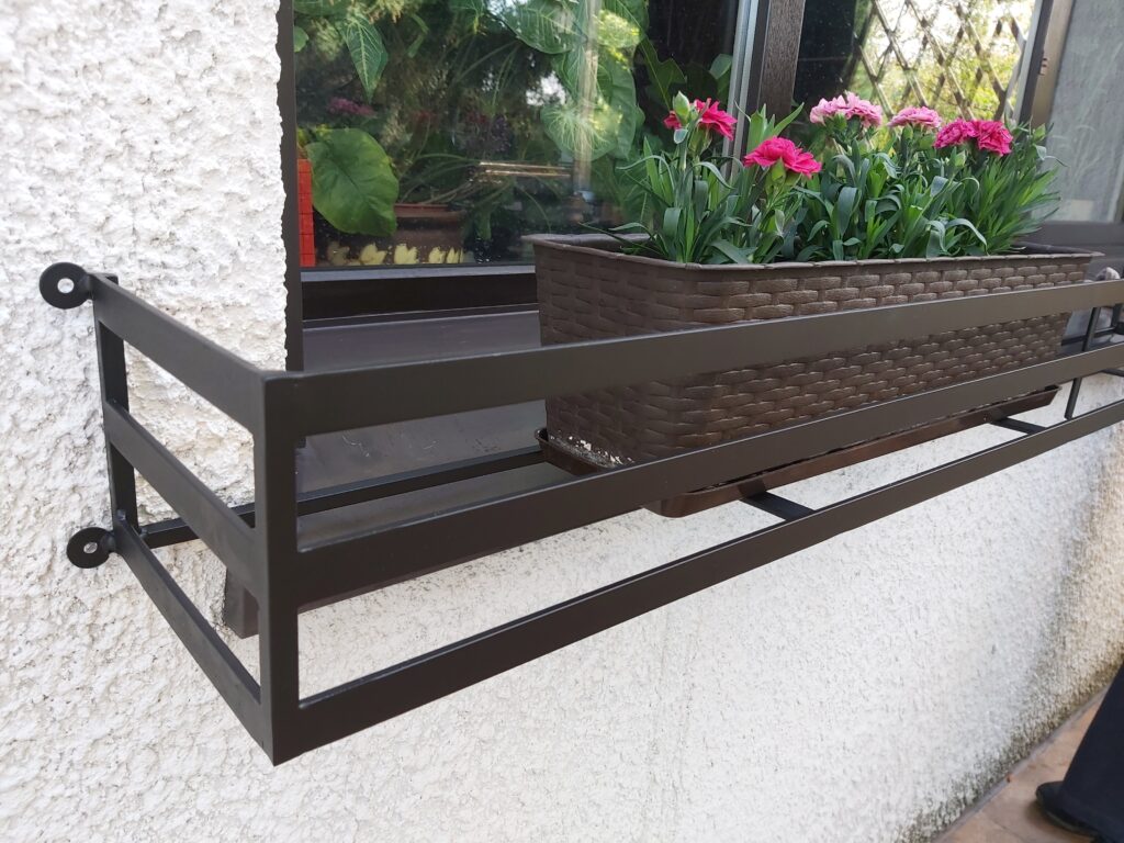 Solidna metalowa barierka i elegancki kwietnik na parapet - idealne rozwiązanie dla każdego domu.