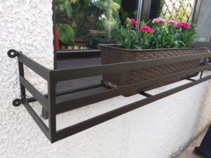 Solidna metalowa barierka i elegancki kwietnik na parapet - idealne rozwiązanie dla każdego domu.