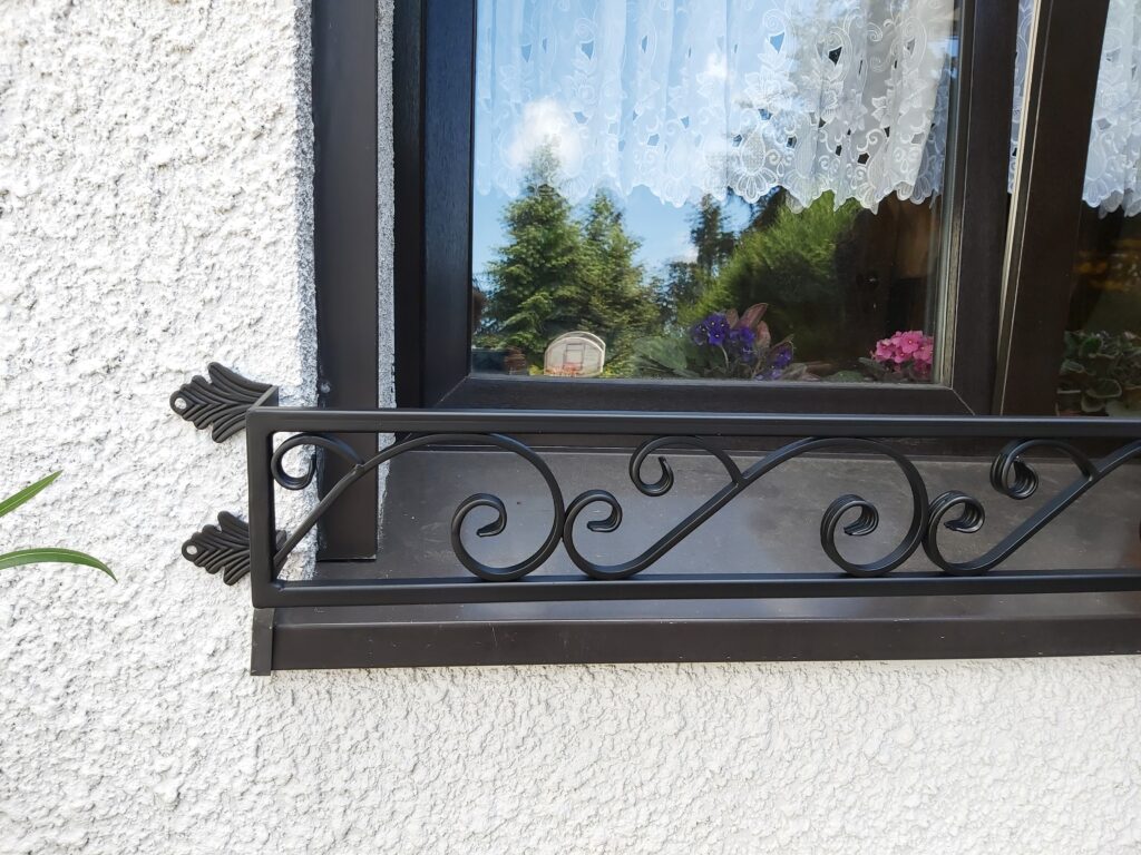 Solidny płotek i ozdobny kwietnik na parapet - idealne rozwiązania dla domu.