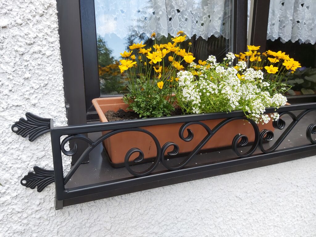 Luksusowy kwietnik na parapet - stylowa dekoracja dla Twojego domu.