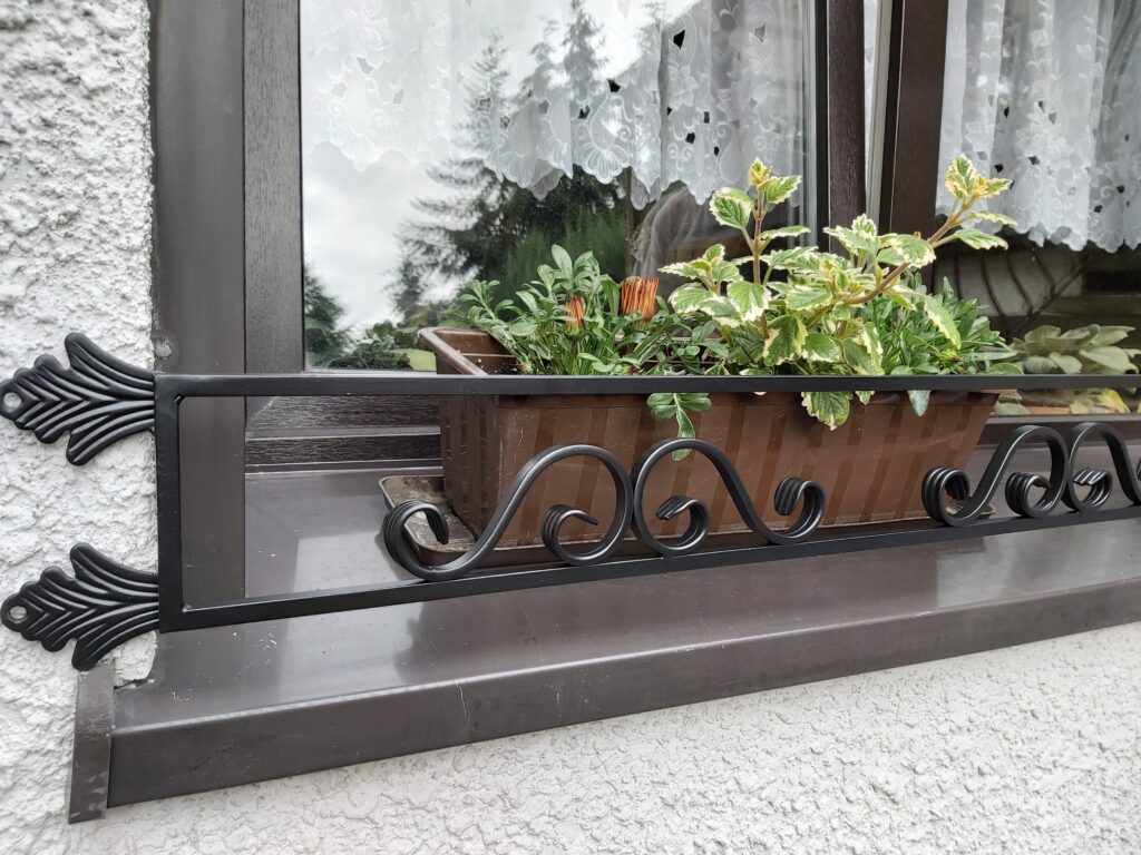 Kwietnik na parapet zewnętrzny, ozdobny i solidny, ręcznie wykonany, trwały.