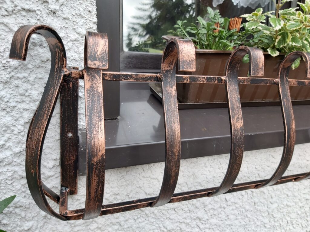 Solidna barierka i elegancki kwietnik na zewnętrzny parapet.