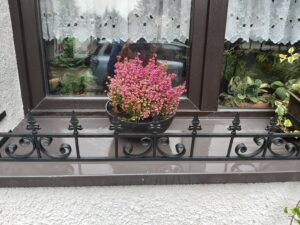 Solidny metalowy płotek - skuteczna ochrona przed ptakami na parapetach.