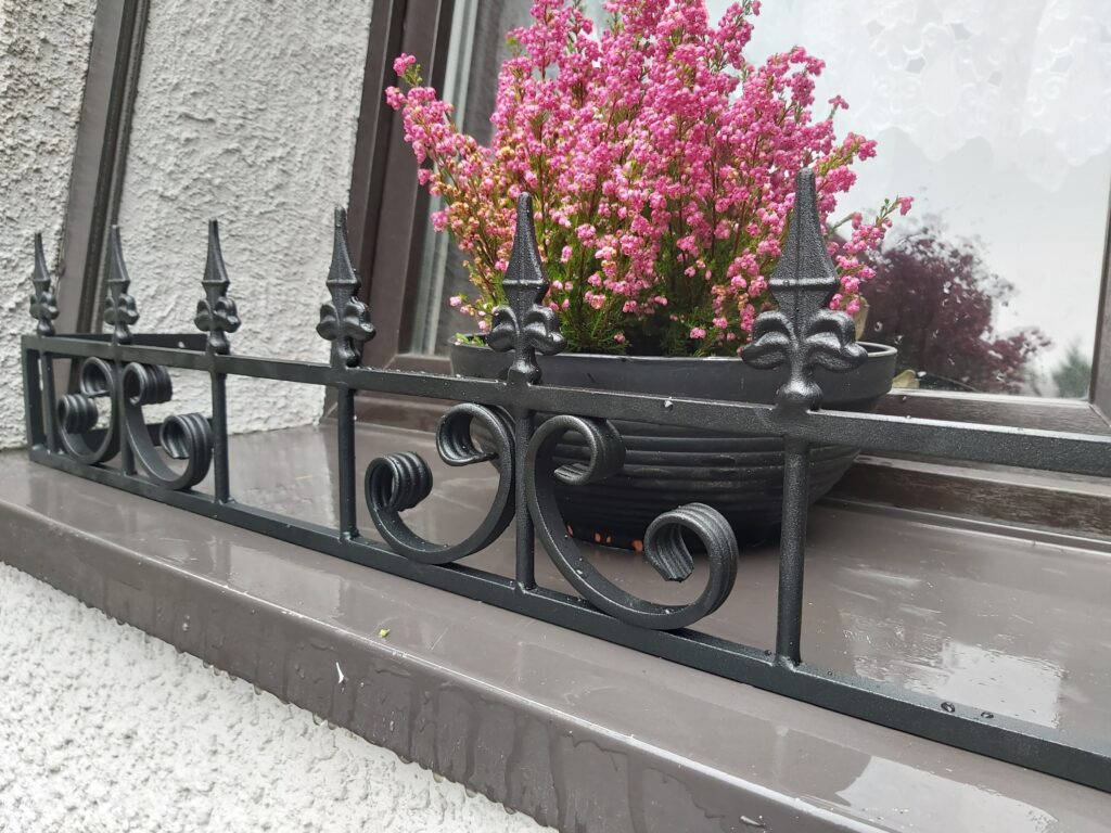 Solidny metalowy płotek - ochrona przed ptakami i elegancki kwietnik na parapet.