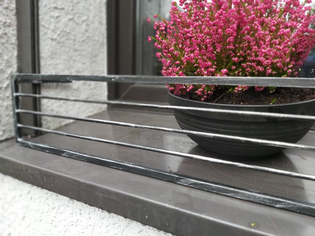 Estetyczny Kwietnik na Parapet - Solidność i Styl!