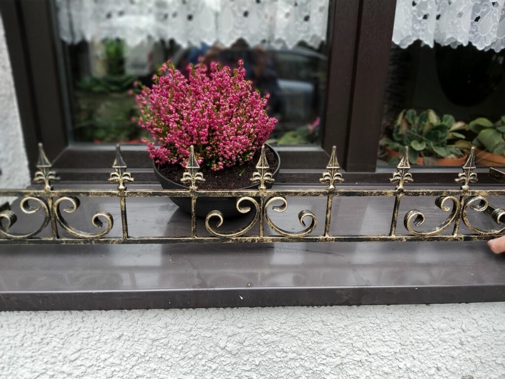 Solidny metalowy płotek - ochrona przed ptakami i ozdobny kwietnik na parapet.
