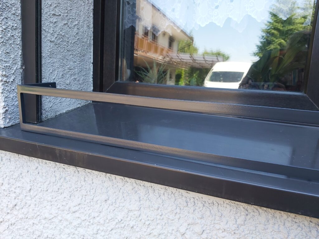 Elegancki Kwietnik na Zewnętrzny Parapet - Solidność i Styl!