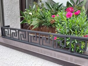 Stylowy kwietnik na parapet zewnętrzny dla domu.