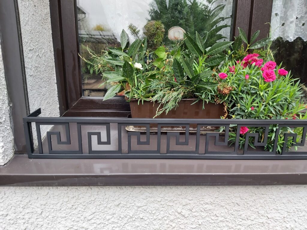 Stylowy kwietnik na parapet z greckim wzorem.