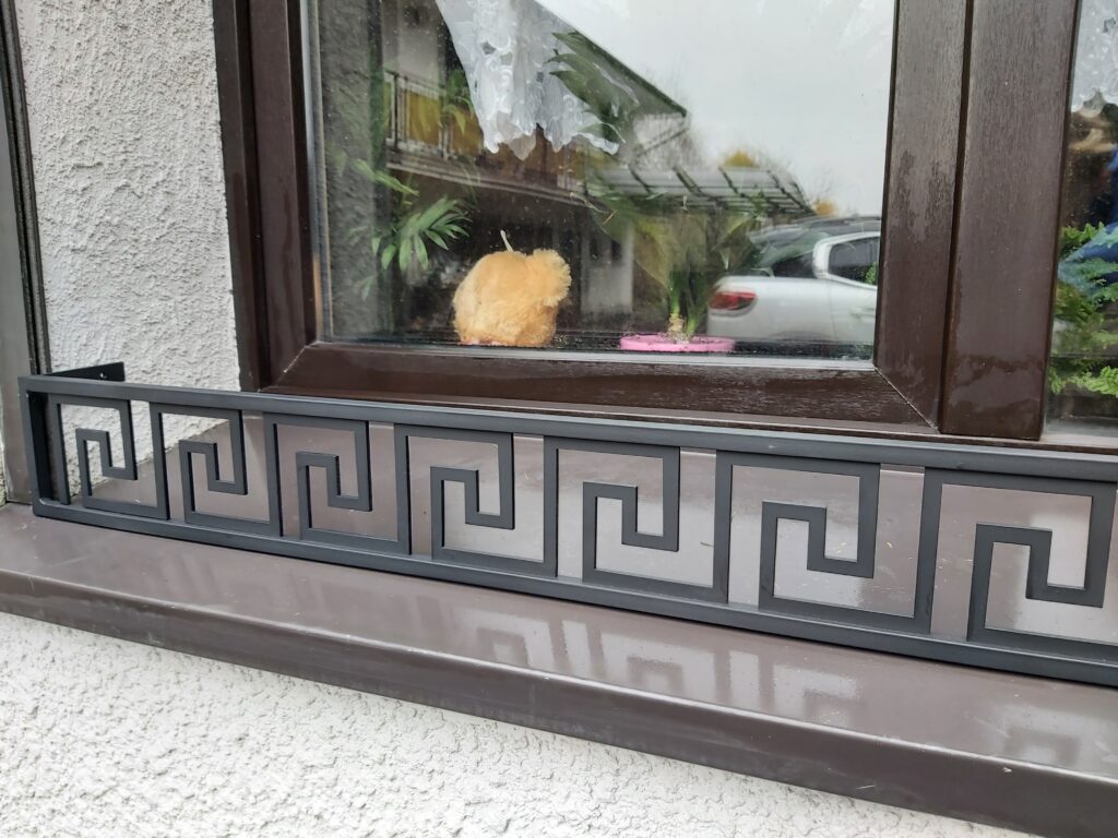 Stylowy kwietnik na parapet zewnętrzny dla pięknych okien.