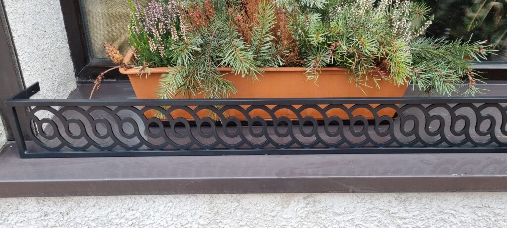 Solidna metalowa barierka z estetycznym wzorem - eleganckie rozwiązanie dla zewnętrznych przestrzeni.