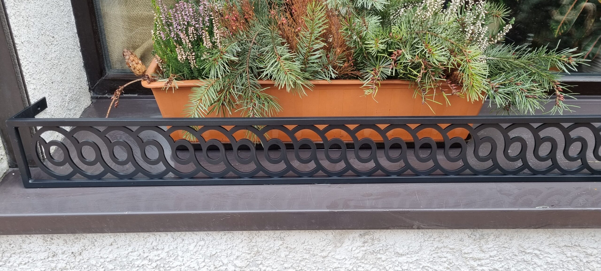 Solidna metalowa barierka z estetycznym wzorem - eleganckie rozwiązanie dla zewnętrznych przestrzeni.