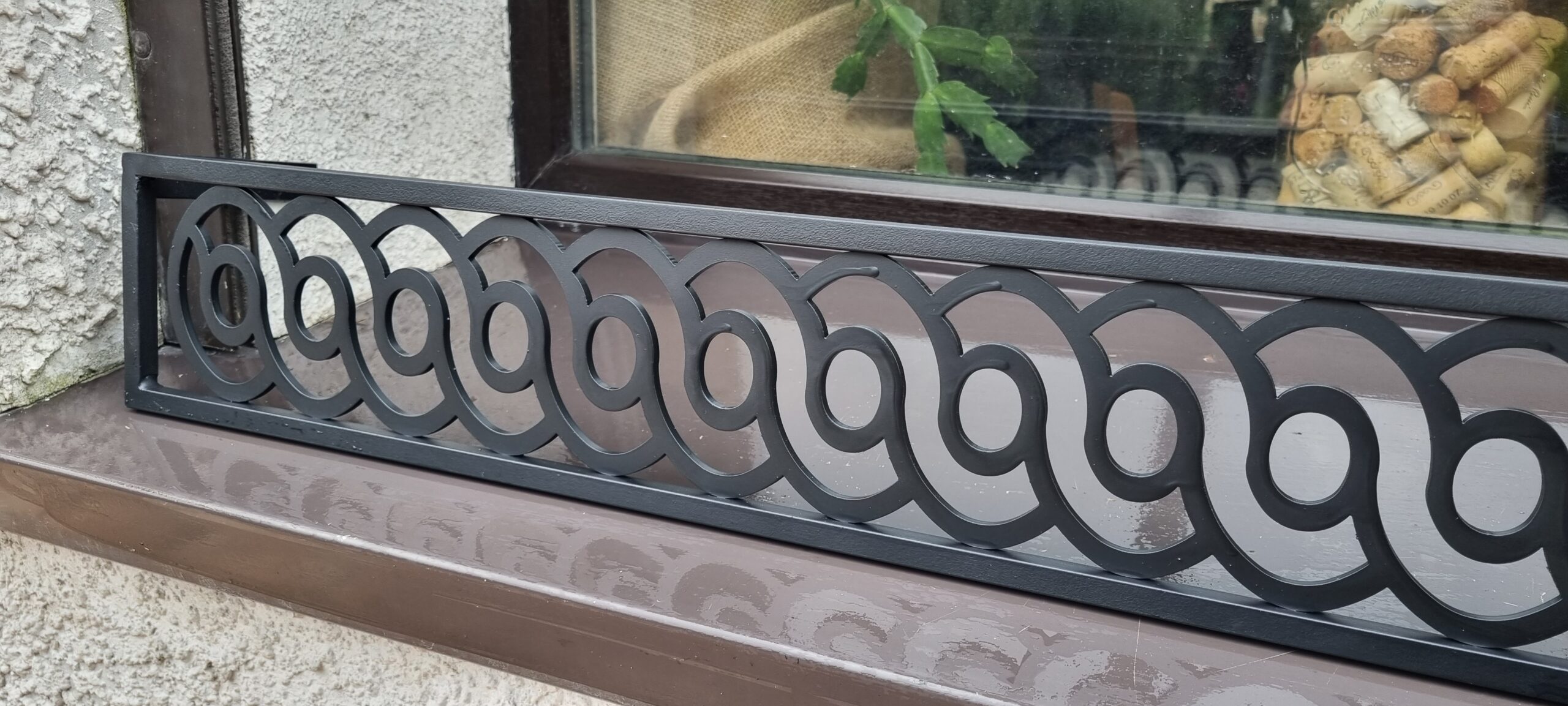 Solidna metalowa barierka z estetycznym wzorem - eleganckie rozwiązanie dla Twojej elewacji.
