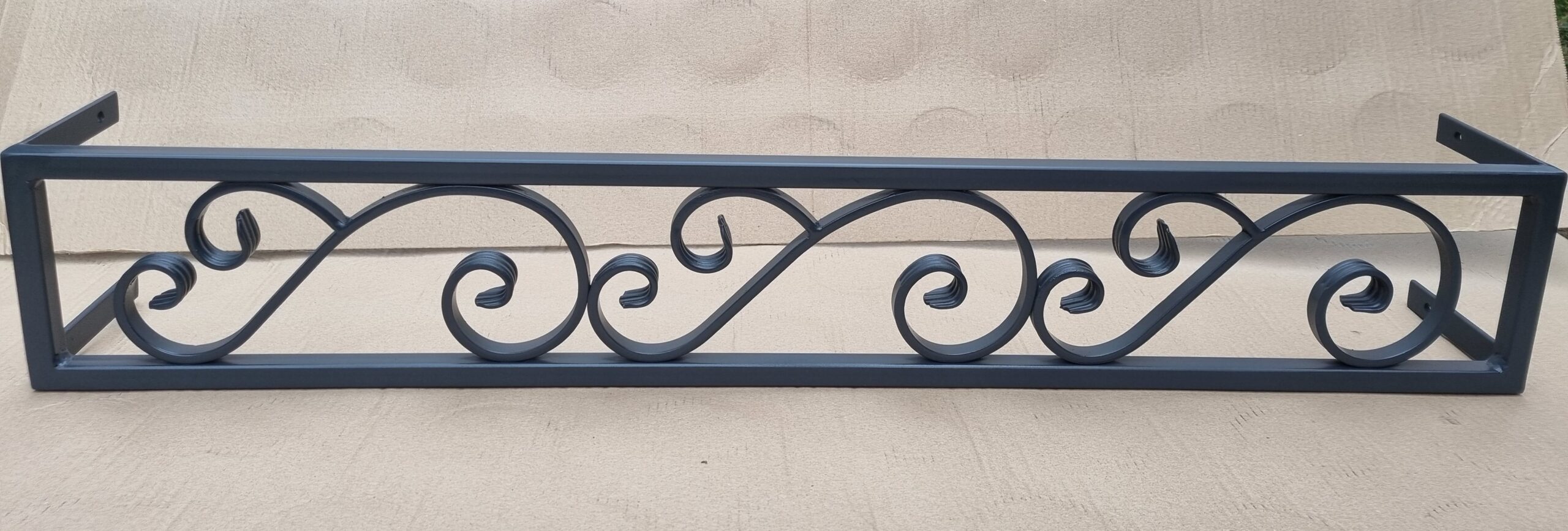 Solidna metalowa barierka z eleganckim wzorem kwietnika na parapet - połączenie stylu i funkcjonalności.
