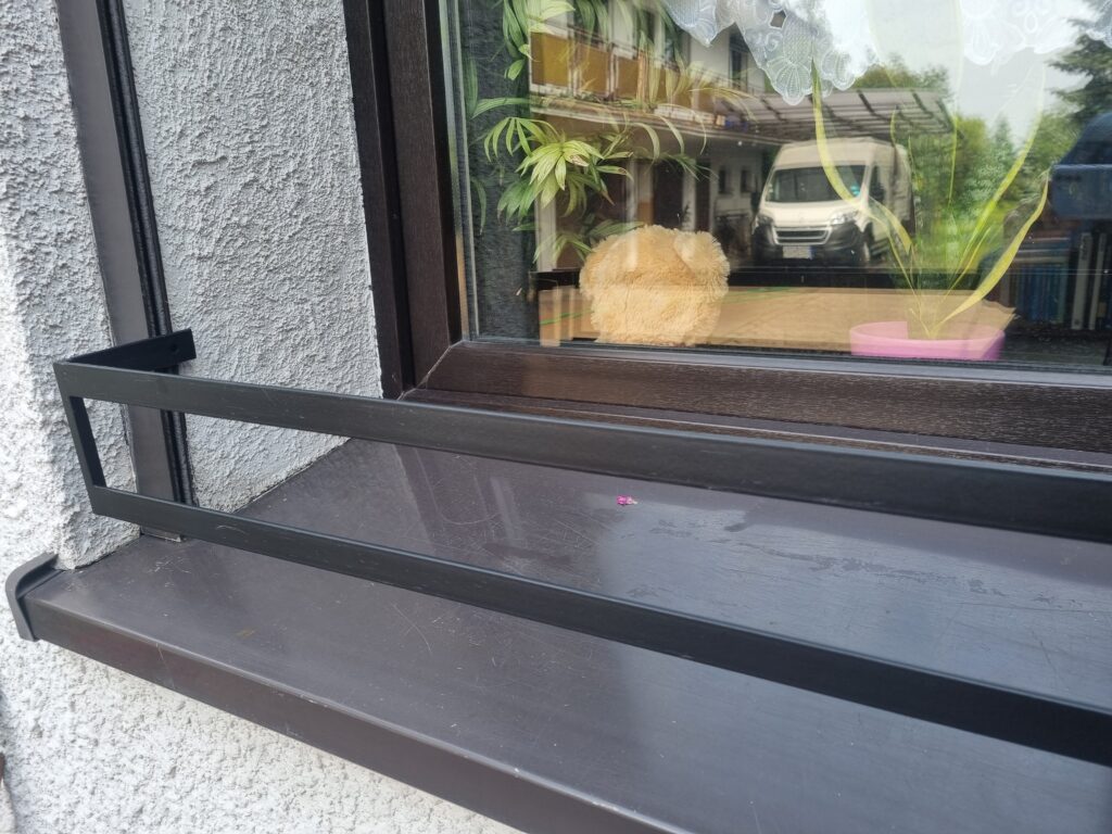 Minimalistyczny Kwietnik na Parapet - Solidność i Styl!