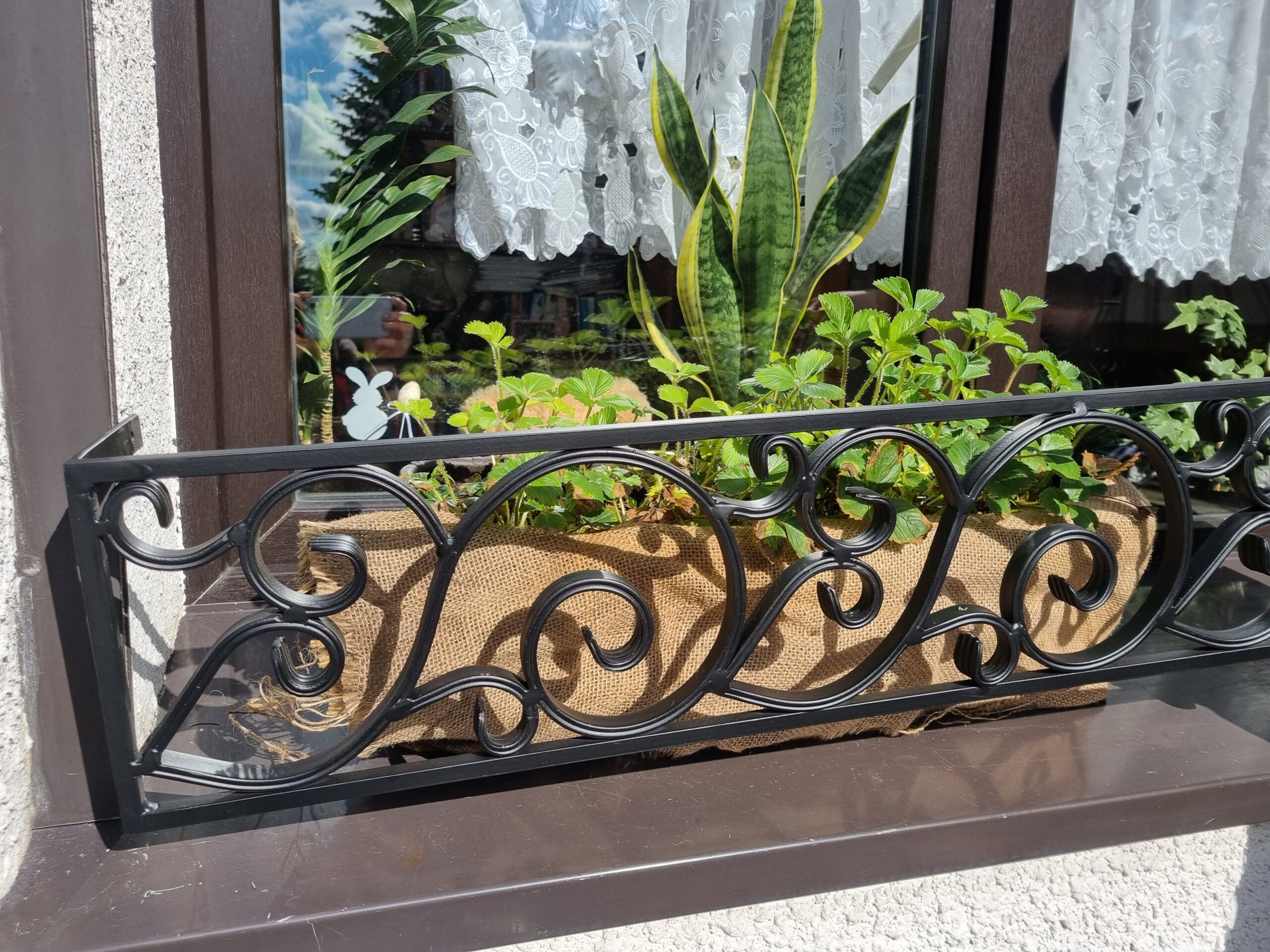 Luksusowy kwietnik na parapet - styl i elegancja w ogrodzie.