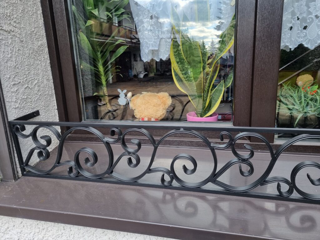 Bogato zdobiony kwietnik na parapet - elegancja i wyrafinowany styl.