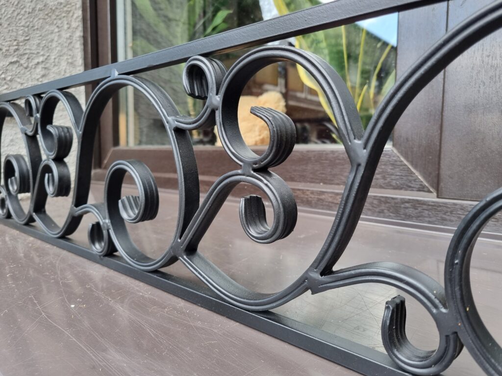 Ozdobny kwietnik na parapet - elegancja i wyjątkowy design dla ogrodu.