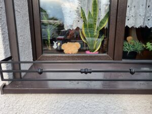 Solidny metalowy płotek i ozdobny kwietnik na parapet - elegancja i trwałość.