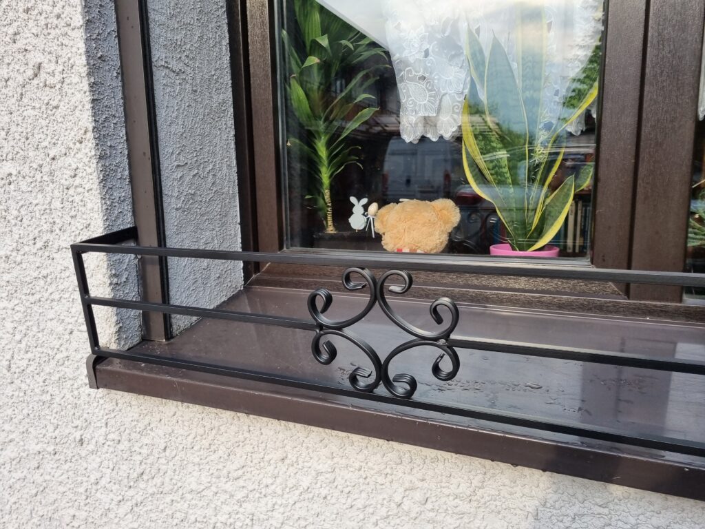 Estetyczny Płotek na Kwiaty - Idealne na Parapet!