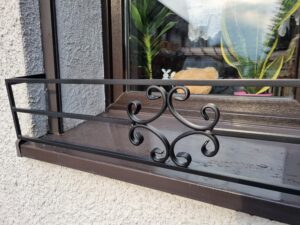 Funkcjonalny Kwietnik na Parapet - Ochrona Kwiatów przed Wiatrem!