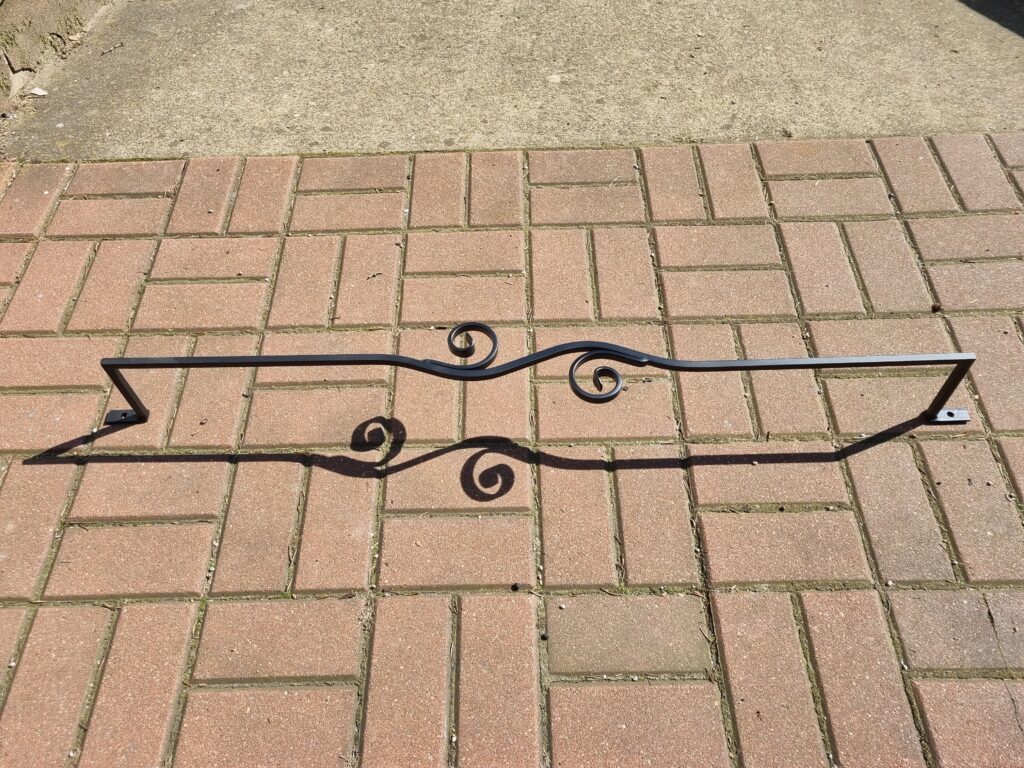 Solidna metalowa barierka z atestowanej stali i minimalistyczny kwietnik na parapet - solidność i elegancja.