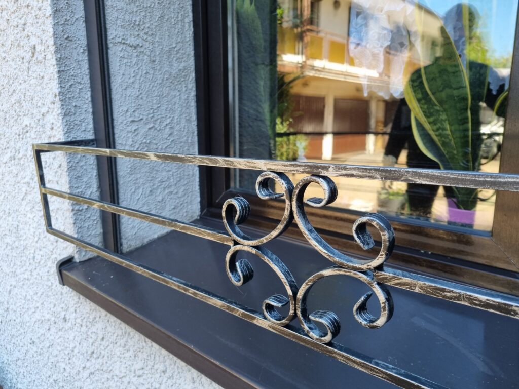 Metalowy Kwietnik na Parapet - Ochrona Kwiatów przed Wiatrem!