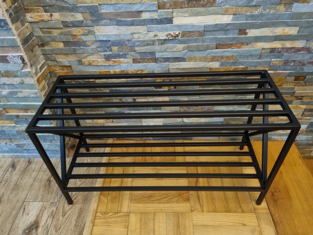 Stylowa półka na buty w stylu loft - funkcjonalność i design w jednym.
