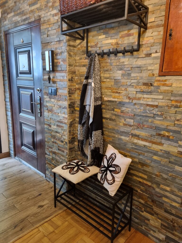 Metalowa półka na buty w stylu loft - funkcjonalna i elegancka.