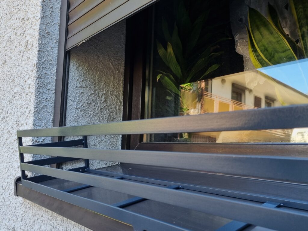Stylowy metalowy kwietnik-parapet na skrzynki z kwiatami.