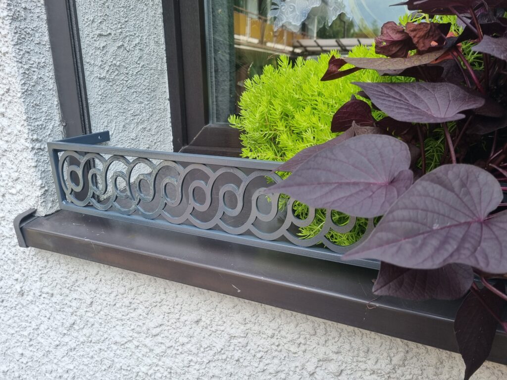 Solidna metalowa barierka z eleganckim wzorem drucianym - unikalne rozwiązanie dla Twojej elewacji.