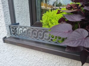 Solidna metalowa barierka z eleganckim wzorem drucianym - unikalne rozwiązanie dla Twojej elewacji.