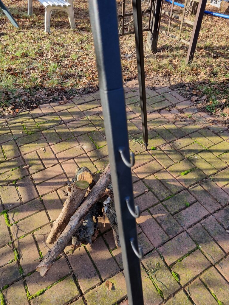 Regulowany Grill na Duży Ruszt z Trójnogiem, Korbką i Haczykami - Polska Solidność w Grilowaniu!