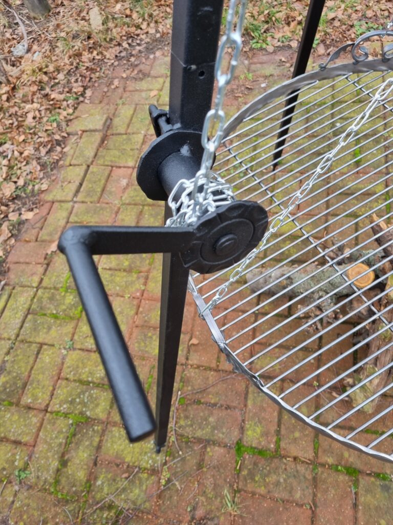 Stojak na Duży Ruszt z Korbką - Polski Trójnóg, Wygoda i Styl w Grilowaniu!